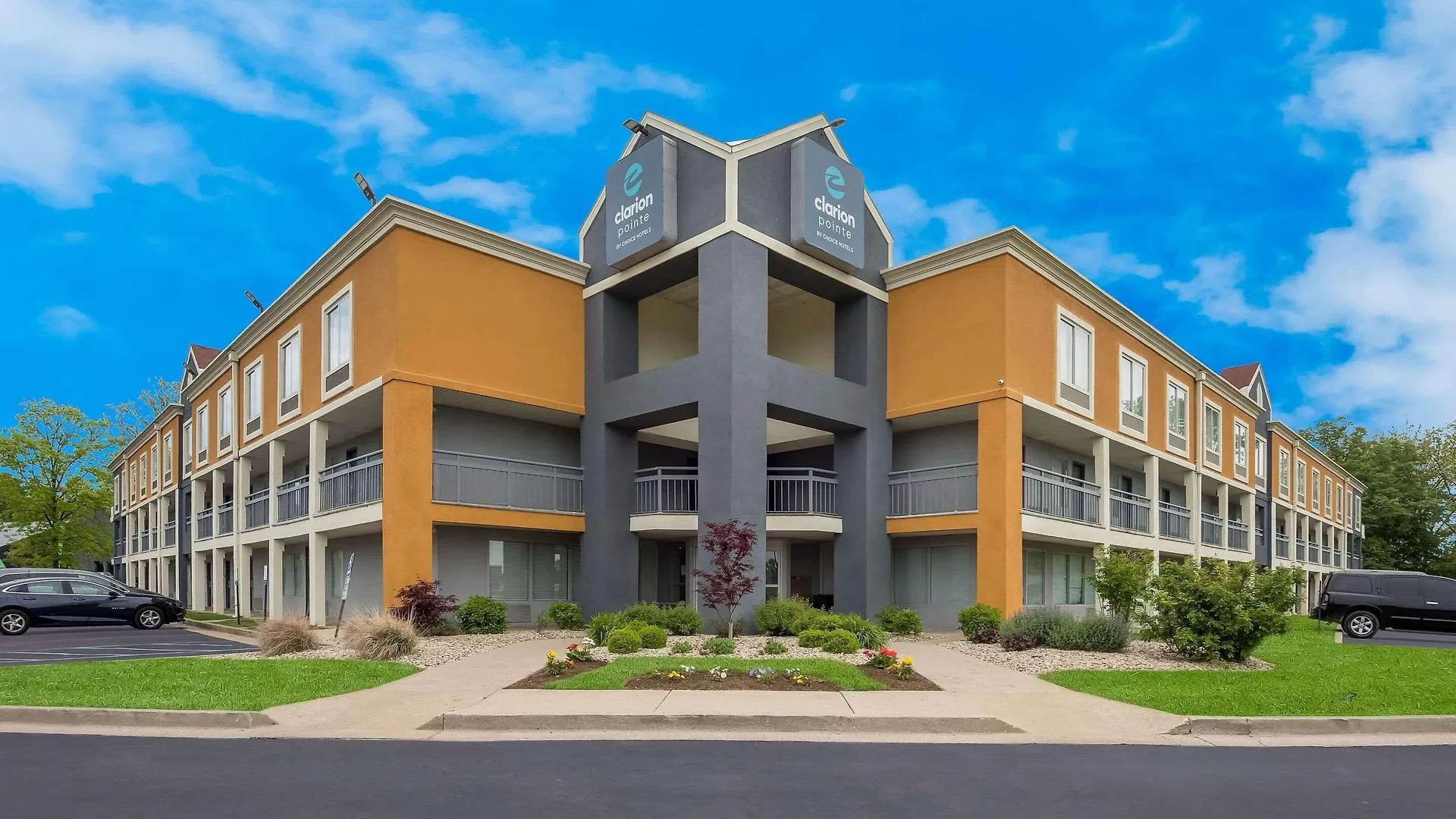 6 Business Hotels Near Marott Park That Deliver