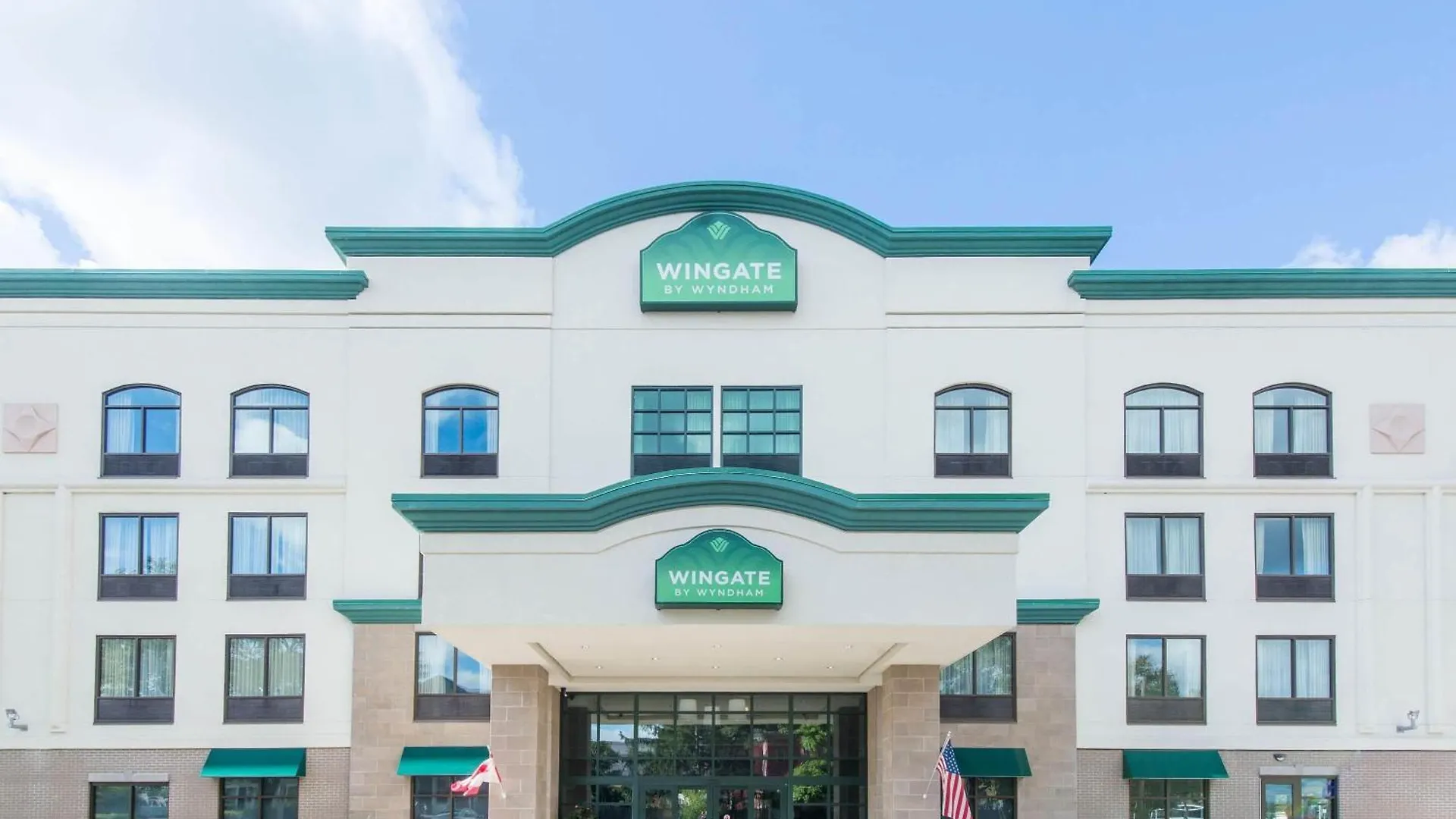 4 Romantic Hotels in Downtown Niagara Falls Worth Booking