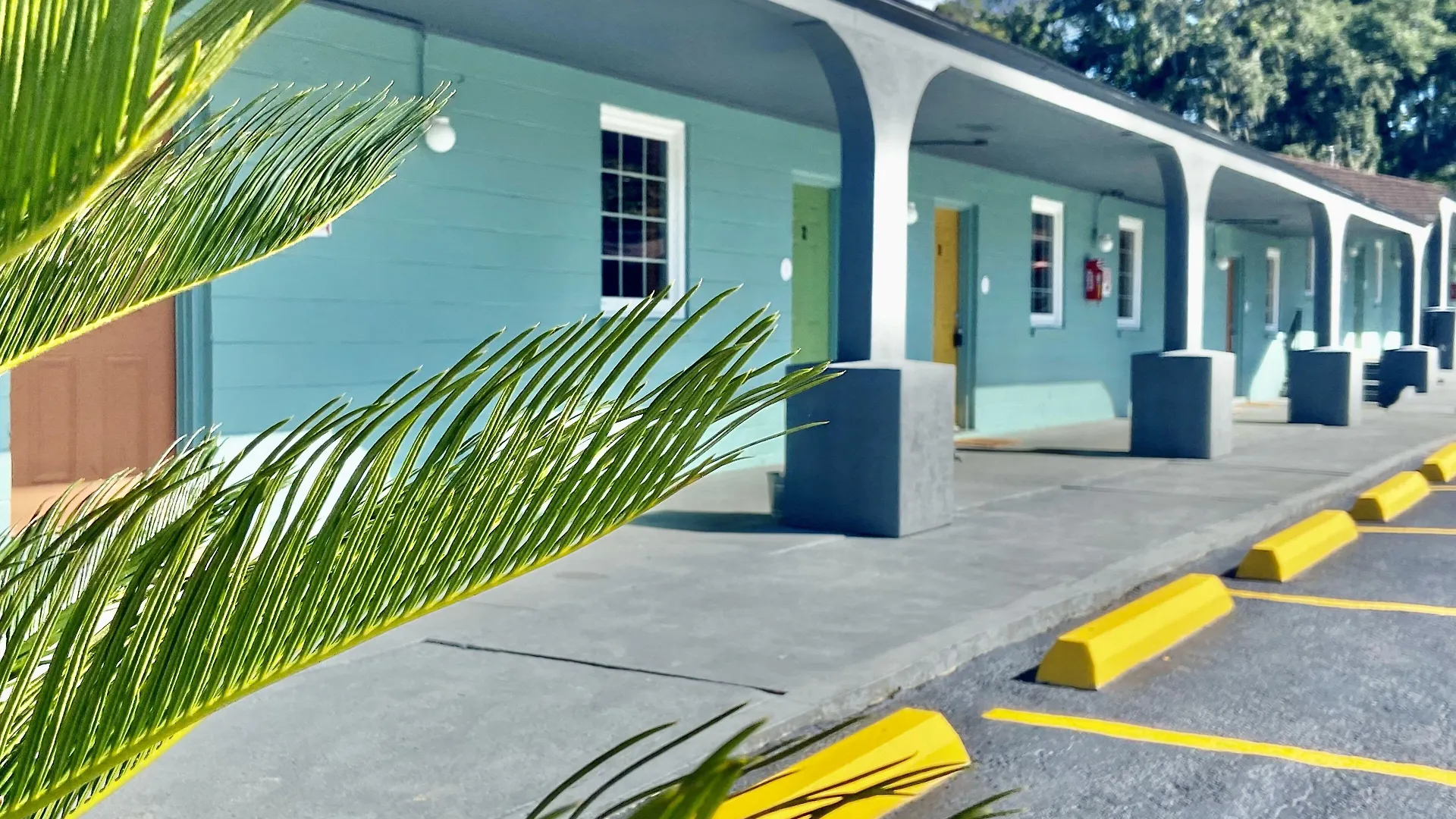 Staying Near Hunter Golf Course: 9 Budget Hotels Compared
