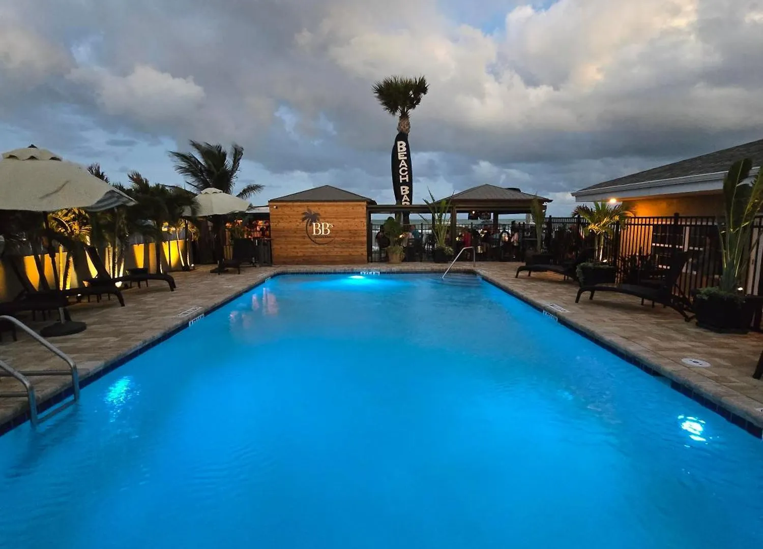 2 Beach Hotels Close to Melbourne Square Mall Worth Booking