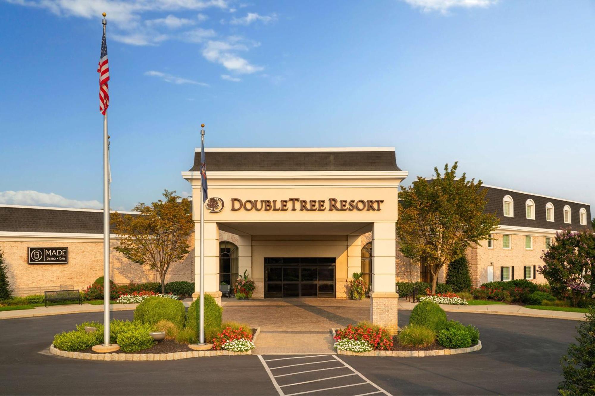2 Golf Hotels Near Amish Farm and House Worth Booking