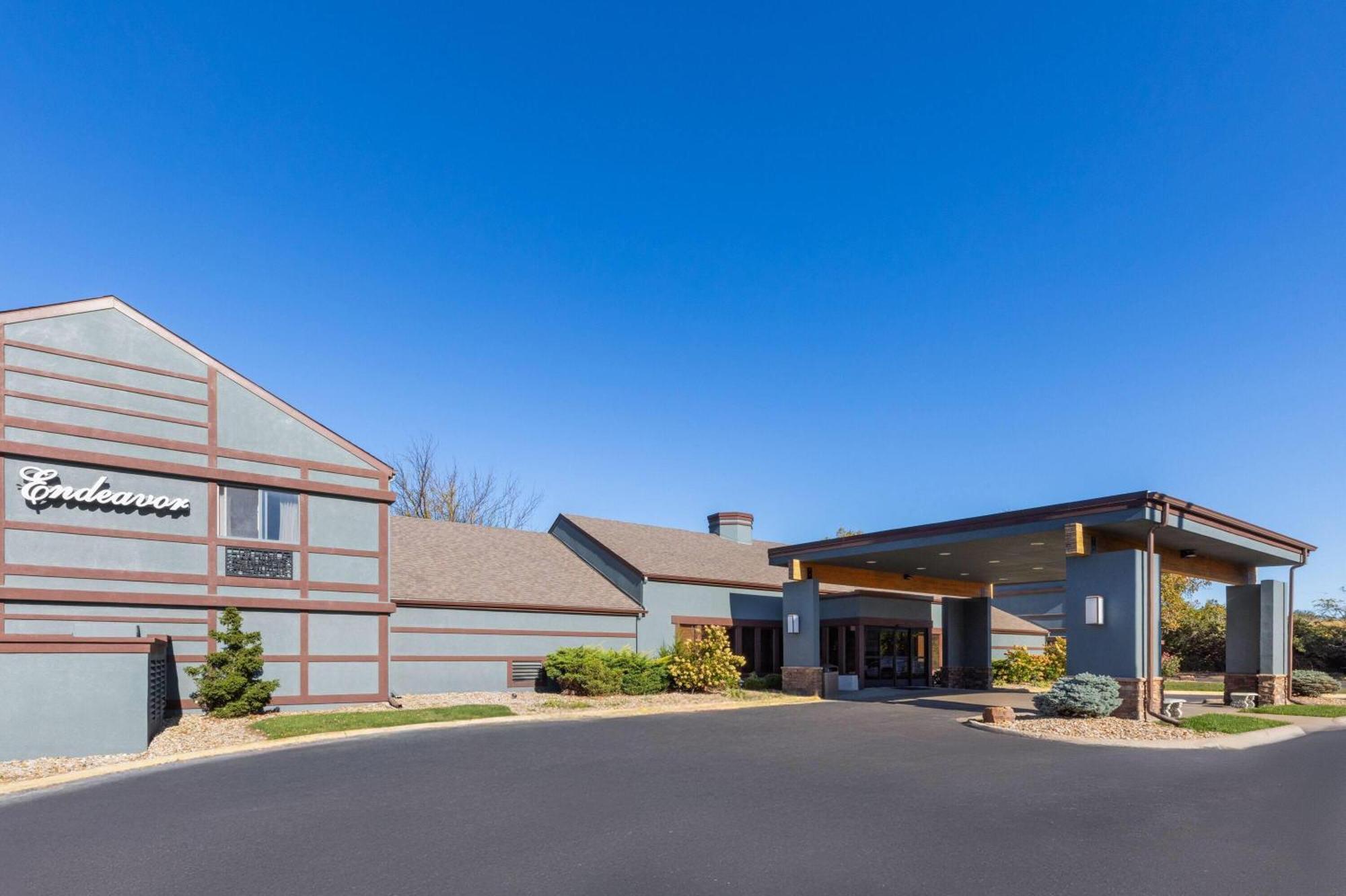 5 Top 3-Star Hotels Near Indian Hills Shopping Center, Topeka