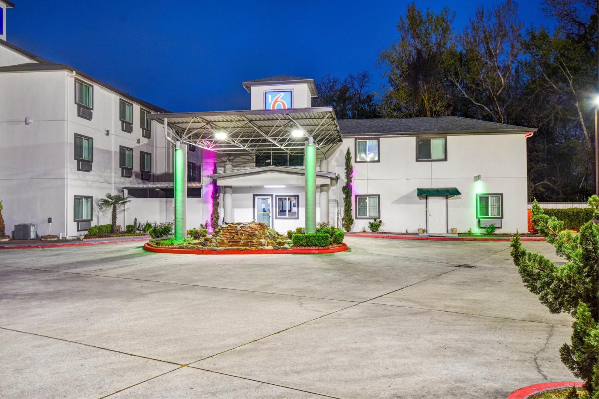4 Golf Hotels Near Humble City Park Worth Booking