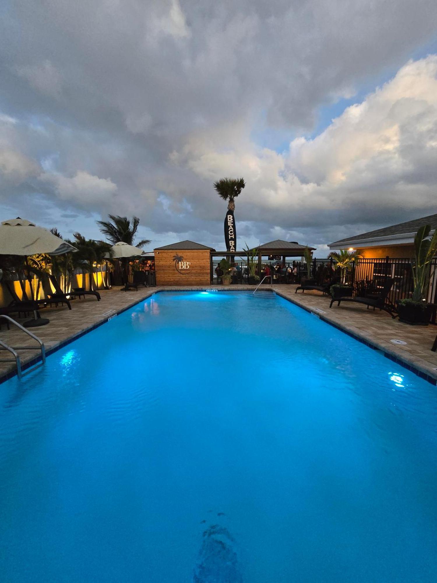 2 Beach Hotels Close to Melbourne Square Mall Worth Booking